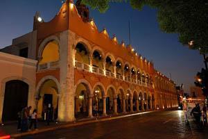 Pasea por la ciudad abordo del Turibús de Merida Turibús de Merida