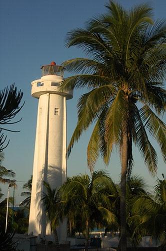 El Faro y las Ruinas Mayas en Isla Mujeres