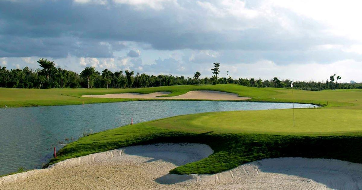 Golf en Cozumel Swing Bajo el Sol del Caribe